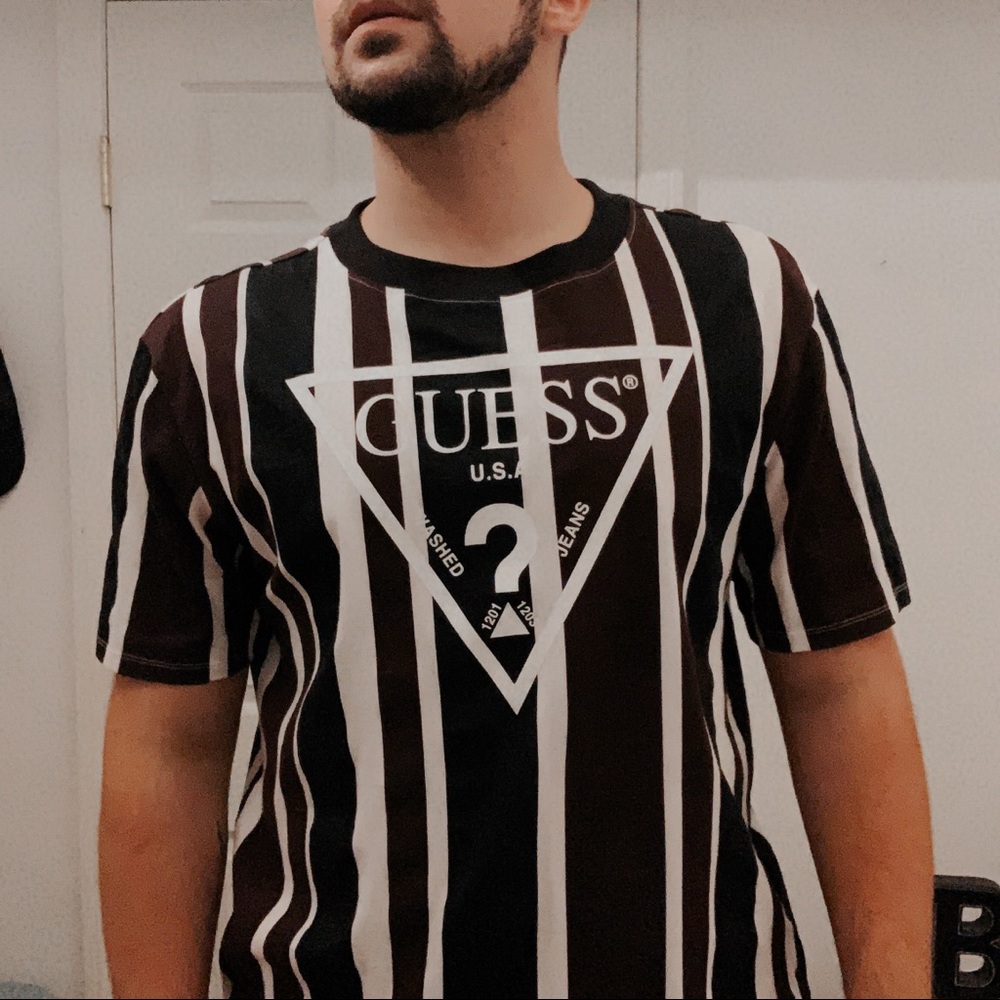 URBAN OUTFITTERS // GUESS tee / men’s M